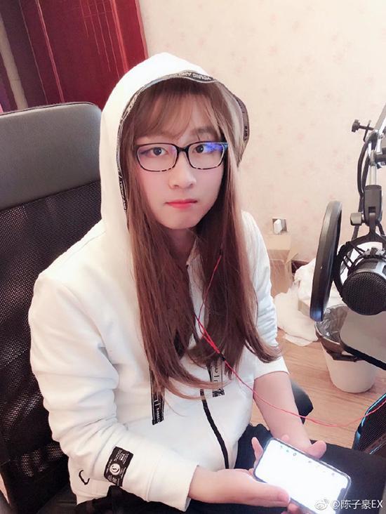 谁知道CF陈子豪的女朋友叫什么?要真实